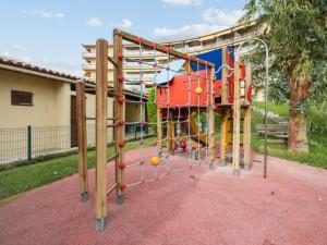 einen Park mit Spielplatz mit Spielgeräten in der Unterkunft 06N - Joli studio - piscine - tennis - clim - proche mer in Saint-Laurent-du-Var