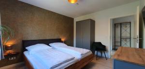 1 dormitorio con 1 cama y escritorio con silla en Vogelkoje - Urlaub an der Nordsee in Nordfriesland en Bredstedt