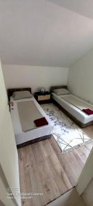Postel nebo postele na pokoji v ubytování Lejla apartmani - Jablaničko jezero