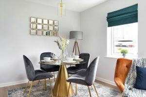 uma sala de jantar com mesa e cadeiras em Stylish Serviced Apartment in Reading em Reading