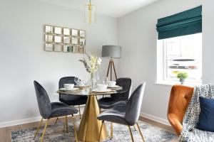 a dining room with a table and chairs at Stylish Serviced Apartment in Reading in Reading