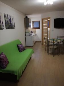 Kuchyňa alebo kuchynka v ubytovaní Apartament dwupoziomowy u Samków + 3 fotografie