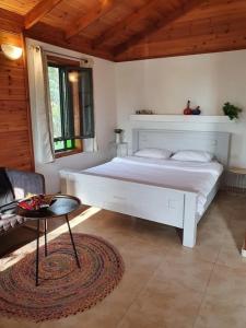 Un pat sau paturi într-o cameră la Sharvit Hakesem