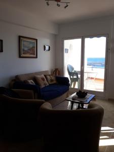 a living room with a couch and a table at Nautic in L'Ametlla de Mar