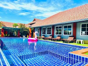 Bazén v ubytování Benwadee Resort Pattaya nebo v jeho okolí