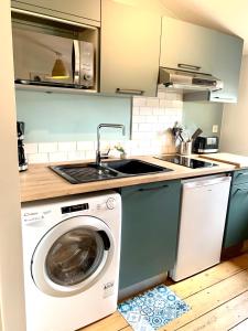 a kitchen with a washing machine and a sink at LE DUMON 6 - Studio NEUF CALME - WiFi - GARE 200m in Agen