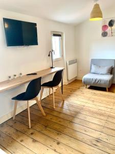 a desk in a room with a chair and a table at LE DUMON 6 - Studio NEUF CALME - WiFi - GARE 200m in Agen
