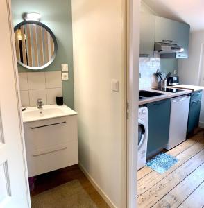una pequeña cocina con fregadero y lavadora en LE DUMON 6 - Studio NEUF CALME - WiFi - GARE 200m, en Agen