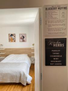 sypialnia z łóżkiem i znakiem na ścianie w obiekcie 2nd floor Cozy Central Flat with free parking w mieście Boulogne-sur-Mer