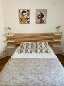 sypialnia z łóżkiem z dwoma obrazami na ścianie w obiekcie 2nd floor Cozy Central Flat with free parking w mieście Boulogne-sur-Mer