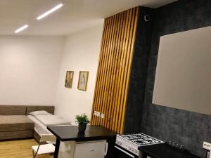 Ruang duduk di Komfort apartman