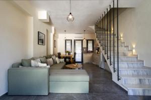 sala de estar con sofá y escalera en Liotrivi Houses at Old Nikiti, en Nikiti