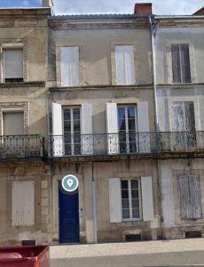 un edificio con una puerta azul y un cartel en él en LE DUMON 6 - Studio NEUF CALME - WiFi - GARE 200m, en Agen