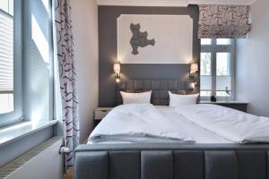 - une chambre avec un grand lit et des draps blancs dans l'établissement Villa Meeresblick Wohnung 2, à Ahlbeck