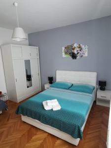 sypialnia z łóżkiem z dwoma ręcznikami w obiekcie Apartments K&D w Puli