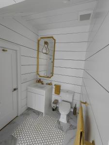海蘭茲的住宿－Highlands at it's best，浴室设有白色的卫生间和镜子