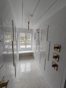 海蘭茲的住宿－Highlands at it's best，白色的浴室设有窗户,铺有白色瓷砖地板。