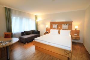 Ein Bett oder Betten in einem Zimmer der Unterkunft Landidyll Hotel Restaurant Birkenhof