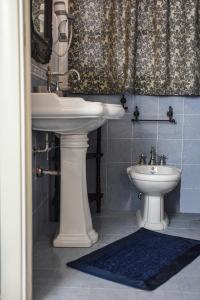 La salle de bains est pourvue d'un lavabo et de toilettes. dans l'établissement Thaam, à San Vito Lo Capo
