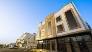 un edificio al lado de una calle en فندق فلافور Flavor Hotel en Medina