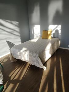 ein Bett auf einem Holzboden in einem Zimmer in der Unterkunft Strandheimen Guesthouse in Melhus