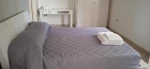 ein kleines Schlafzimmer mit einem blauen Bett und einer weißen Decke in der Unterkunft Tenuta Mea in Teggiano