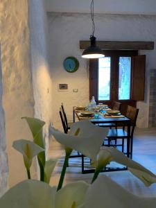 a dining room with a table and chairs and a dining roomiasm at Casa Vacanze Irene in Scalea