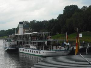 ein Fährboot an einem Dock anlegt in der Unterkunft Ferienwohnung der Familie Thierse in Stolpen