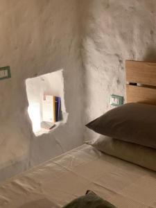 a bedroom with a bed and a window at Casa Vacanze Desirèe in Scalea