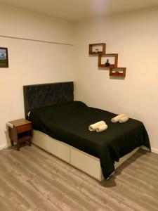 1 dormitorio con 1 cama con 2 almohadas en Bonito departamento zona Guemes en Mar del Plata