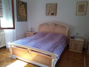 1 dormitorio con 1 cama grande con colcha púrpura en B&B Fortuines, en Monselice