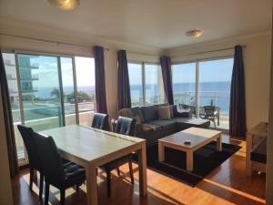 - un salon avec un canapé et une table dans l'établissement Magical Seaview (Free Parking), à Funchal
