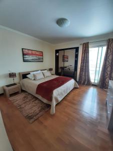 En eller flere senge i et værelse på Magical Seaview (Free Parking)