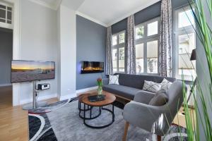ein Wohnzimmer mit Couch und Fernseher in der Unterkunft (61c) Villa Meeresblick 3 in Ahlbeck