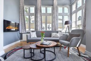ein Wohnzimmer mit einer Couch und einem Tisch in der Unterkunft (61c) Villa Meeresblick 3 in Ahlbeck