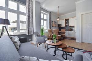 ein Wohnzimmer mit einer Couch und einem Tisch in der Unterkunft (61c) Villa Meeresblick 3 in Ahlbeck