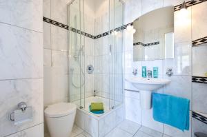 ein Badezimmer mit Dusche, Toilette und Waschbecken in der Unterkunft (61c) Villa Meeresblick 3 in Ahlbeck + 5 Fotos