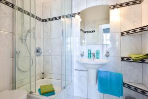 ein Badezimmer mit Dusche, Waschbecken und Toilette in der Unterkunft (61c) Villa Meeresblick 3 in Ahlbeck