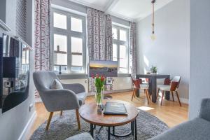 ein Wohnzimmer mit einem Tisch und Stühlen in der Unterkunft (61a) Villa Meeresblick 1 in Ahlbeck