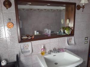 Kamar mandi di B&B Fortuines