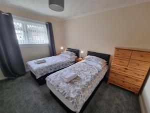 Un pat sau paturi într-o cameră la Hamilton Home From Home