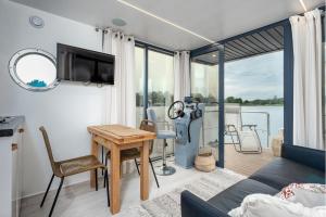 Televízia a/alebo spoločenská miestnosť v ubytovaní Lemuria Houseboat - pływający domek na wodzie