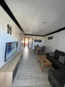 Televízia a/alebo spoločenská miestnosť v ubytovaní MI CASA