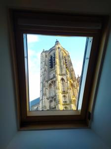 vistas a un gran edificio a través de una ventana en La Manécanterie, en Bourges