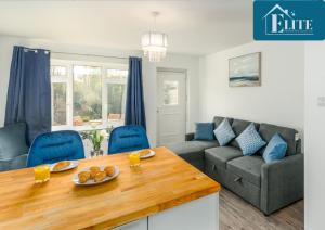 uma sala de estar com um sofá e uma mesa em House with Garden & Private Driveway - Elite Properties em Leamington Spa