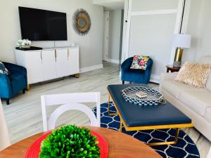 un salon avec un canapé et une table dans l'établissement 1510 Pearl on the Beach Pet Friendly, à Myrtle Beach