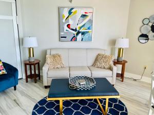un salon avec un canapé et une table dans l'établissement 1510 Pearl on the Beach Pet Friendly, à Myrtle Beach