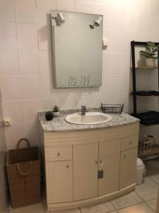 une salle de bain avec un lavabo et un miroir dans l'établissement L'étape II, à Varzy