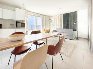 cocina y sala de estar con mesa y sillas en Appartements avec parking - Cite du Vin en Burdeos