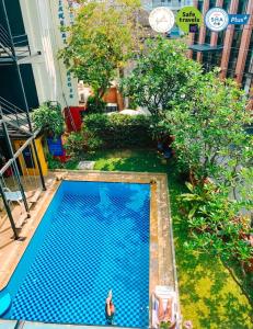Vaizdas į baseiną apgyvendinimo įstaigoje Chiang Mai Thai House,Thapae arba netoliese